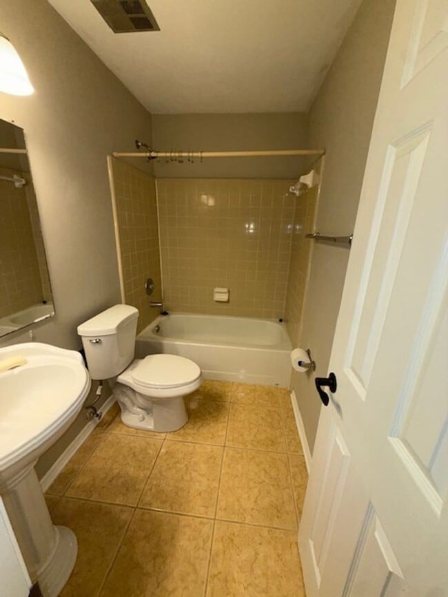 Building Photo - 124 Whetherbine Way W