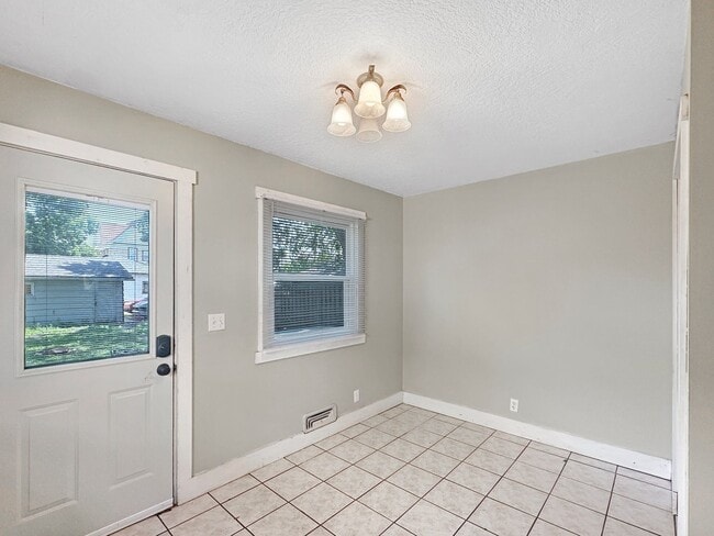 Building Photo - 1008 12th Ave SE