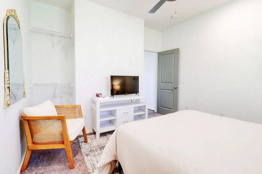 Building Photo - Room in House on Bowen Ave SE