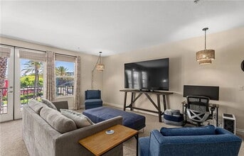 Building Photo - Bright & Spacious Unit with Natural Light