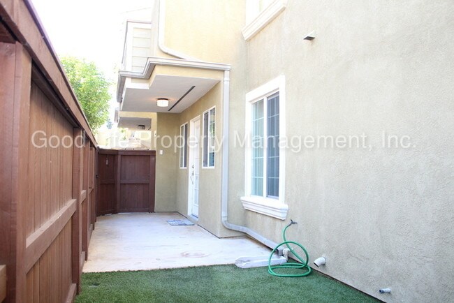 Building Photo - 5404 Balboa Arms Dr