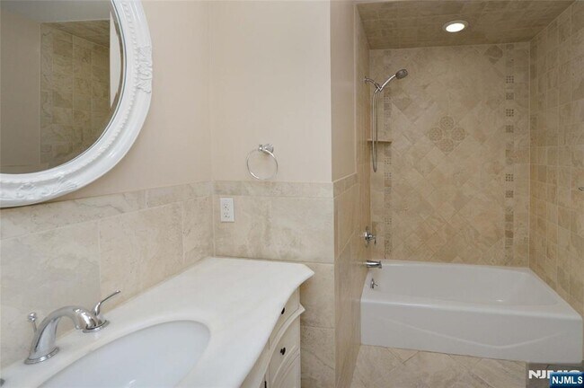 Building Photo - 40-10 Terhune Pl