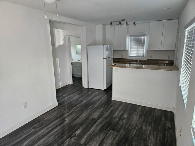 Building Photo - Wonderful 1 Bed 1 Bathroom Condo In Escondido - Call Today