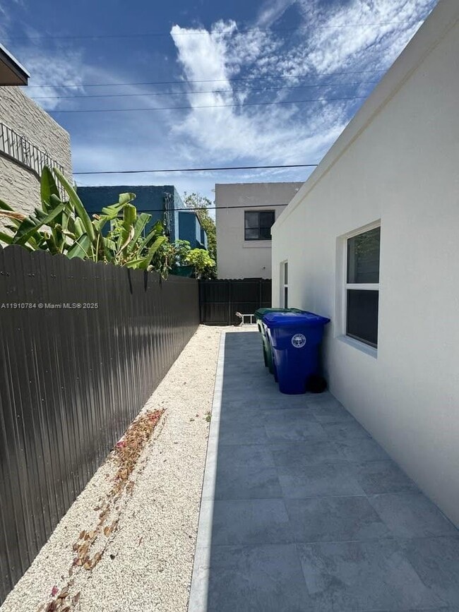 Building Photo - 1670 SW 11th Terrace