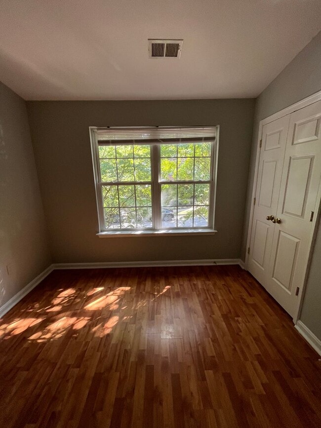 Building Photo - 3 bedroom townhome available near Largo To...