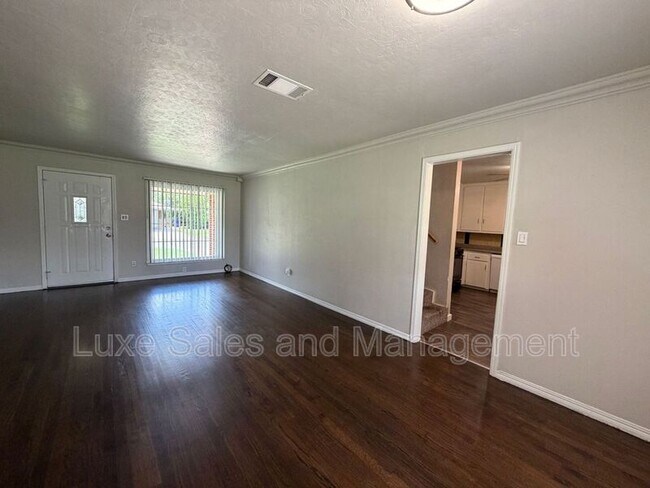 Building Photo - 221 E Kerr Dr