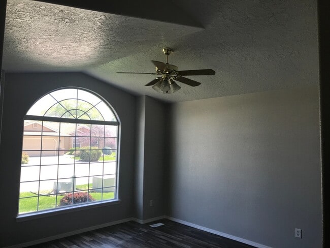 Building Photo - 3 Bed/2 bath...Newer Carpet and Flooring.....