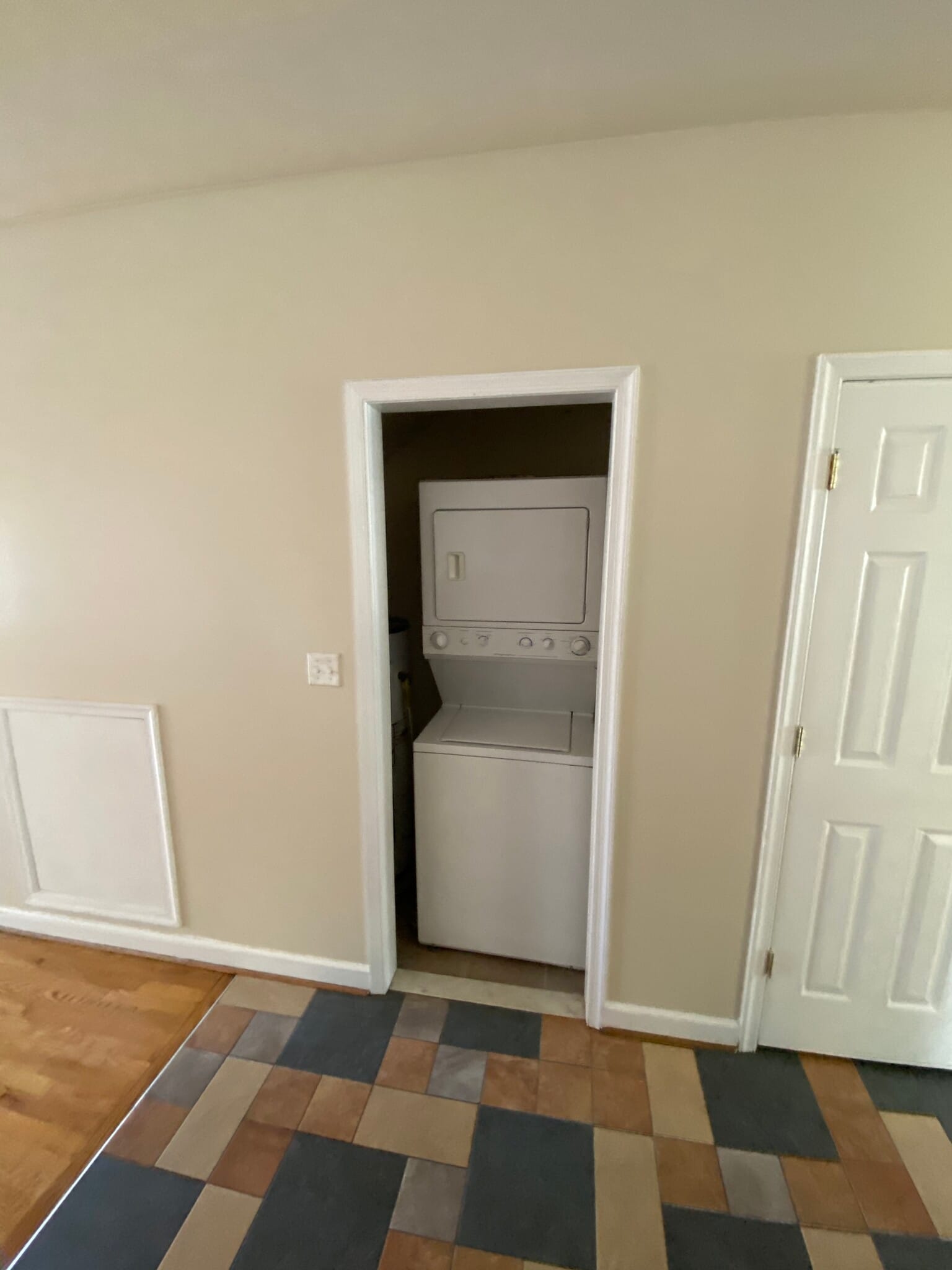 Building Photo - 1261 W Cary St