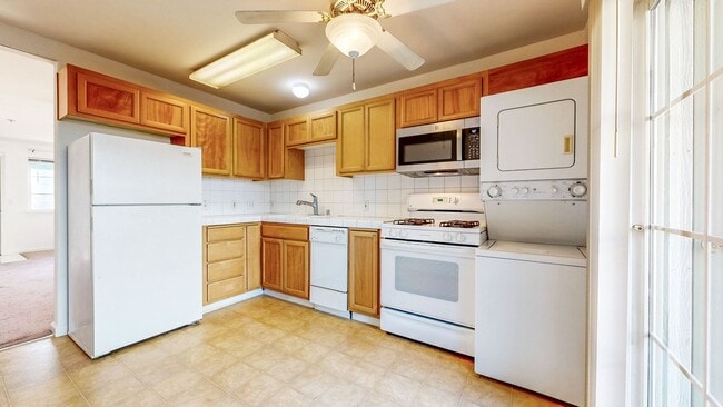 Building Photo - Bright first floor 2 bedroom with washer &...