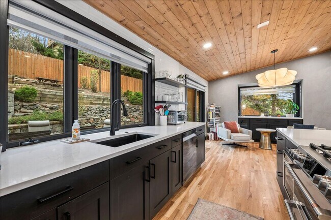 Building Photo - Fully Furnished Luxury Executive Rental