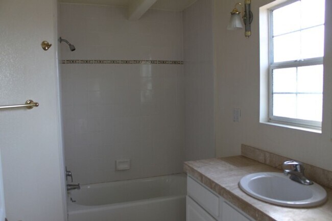 Building Photo - 4527 Hollister Ave
