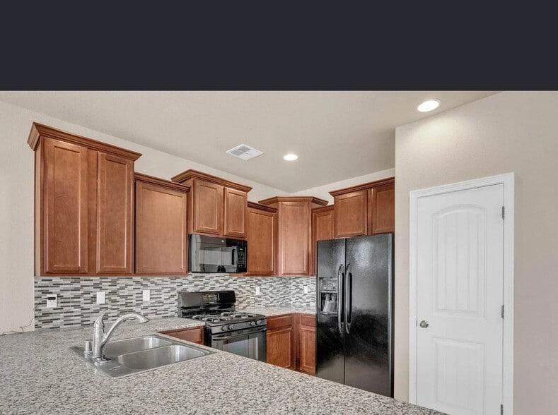 Building Photo - 3800 Loma Caldera