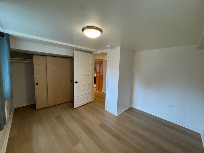 Building Photo - Warm & cozy 5 bed 2.5 bath home in the hea...