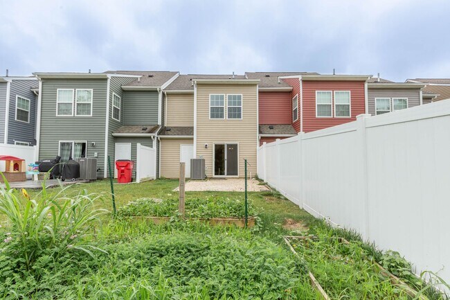 Building Photo - 3 Bed, 2.5 Bath, Townhome in Ranson, WV