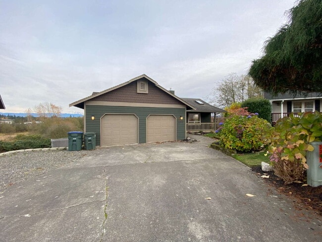 Primary Photo - Spacious 4-bedroom with Panoramic Deck Nex...