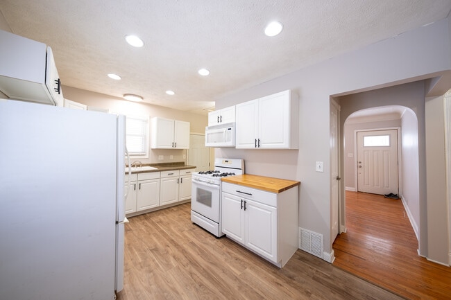 Building Photo - 3531-2 1/2 2 1/2 St NE