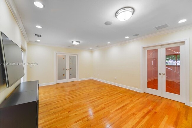 Building Photo - 911 Mariana Ave