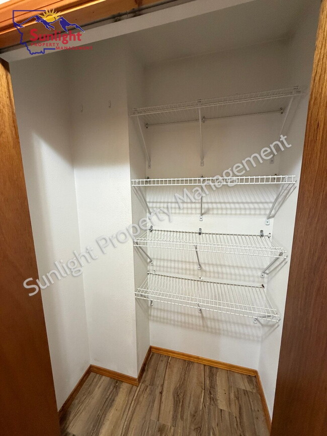 Building Photo - Spacious 3 Bed / 1.5 Bath Home with Garage & Off-Street Parking