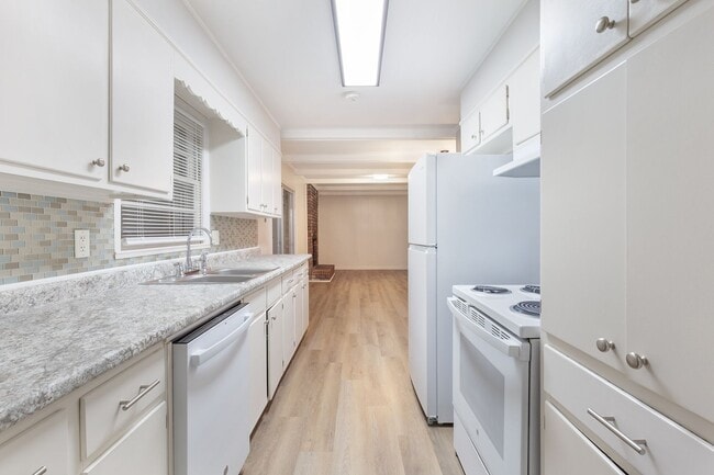 Building Photo - Newly Renovated 3bd/2ba Home w/ Sunroom and Large Backyard in Great Location!