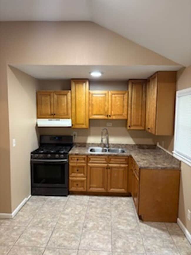 Building Photo - Cute 3 Bedroom, 1.5 Bathroom Home