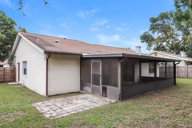 Building Photo - 110 Field Ln