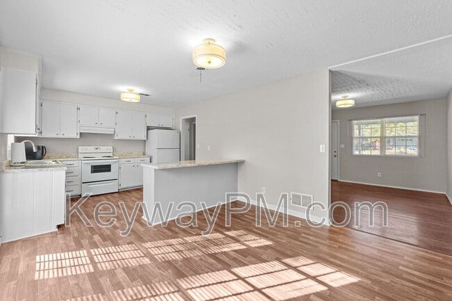 Building Photo - 2021 Fernwood Cir