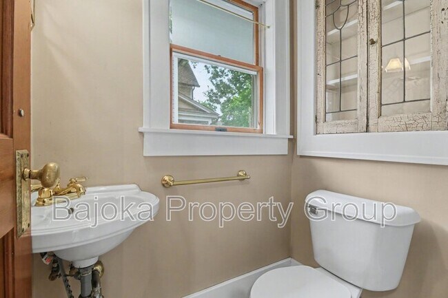 Building Photo - 127 Drace St