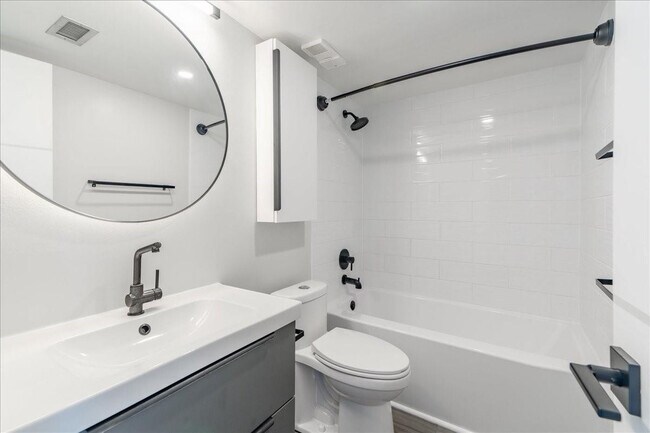 Building Photo - 113 Lake Emerald Dr