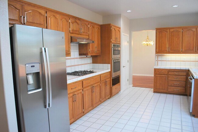 Building Photo - Updated Detached Home in Gated Fleur Du Mo...
