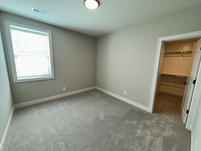 Building Photo - 1437 SW Winthrop Dr