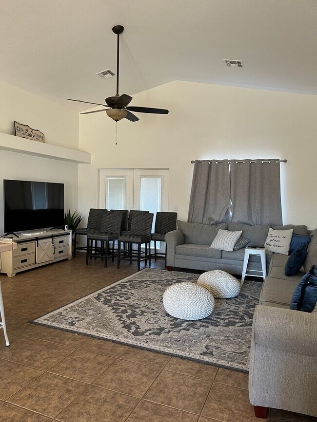 Building Photo - VACATION RENTAL -- 2 Bedroom, 2 Bath