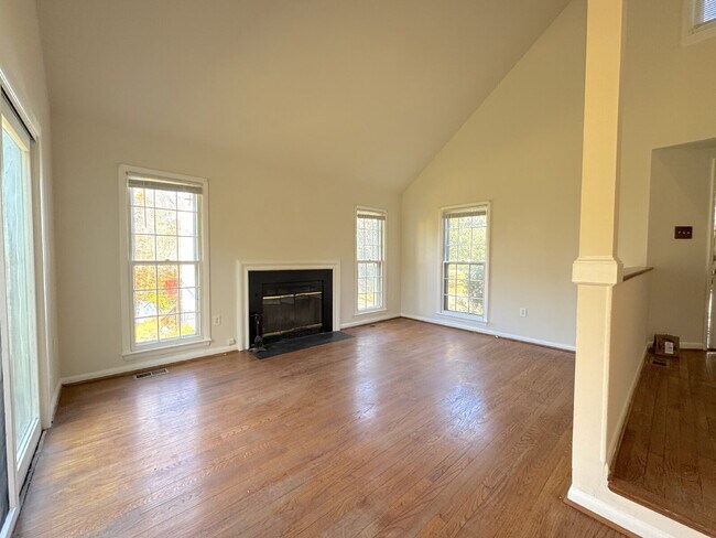 Building Photo - Lake Ridge Gem: Your Inviting Home Awaits!