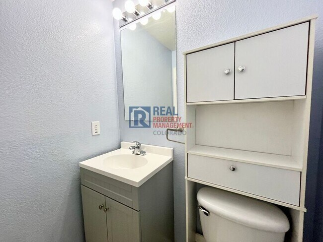 Building Photo - 676 Hedgerow Way