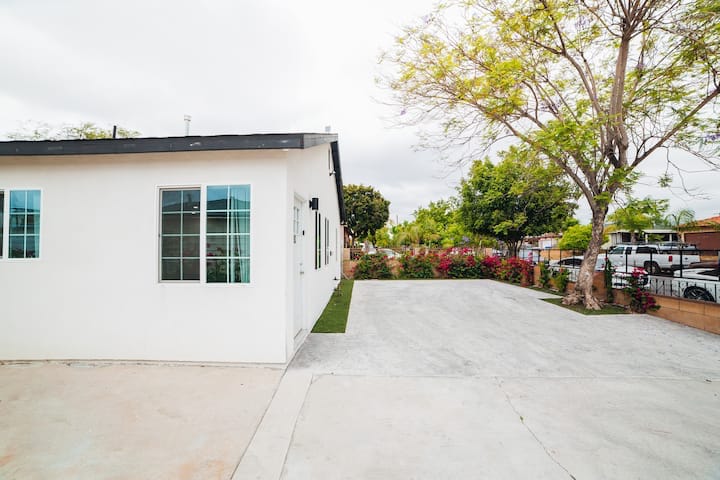 Building Photo - 9693 Amboy Ave