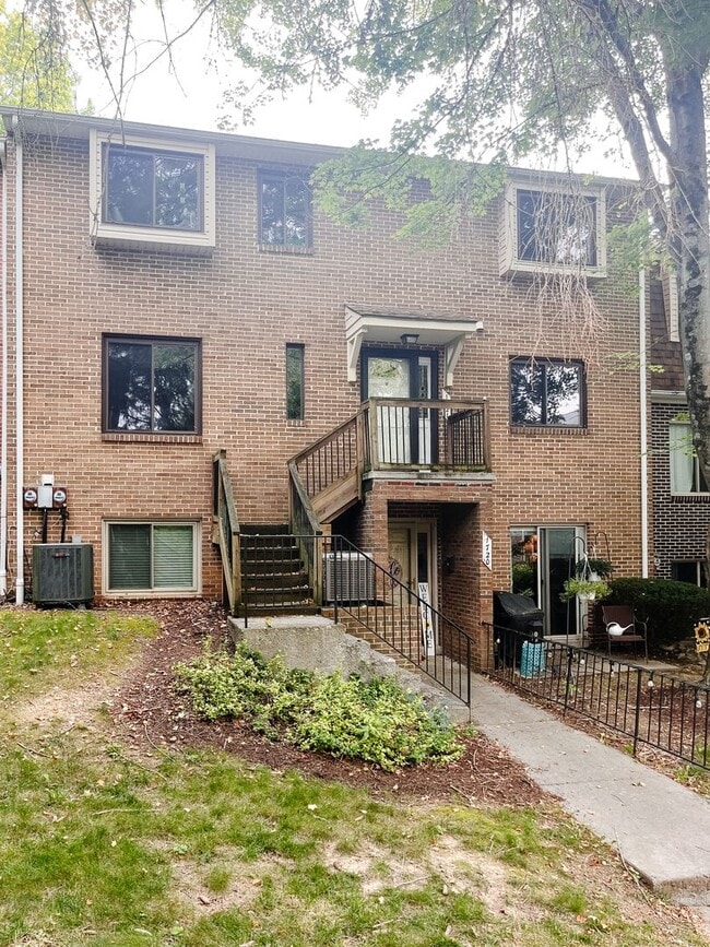 Building Photo - 1721 Donlee Dr
