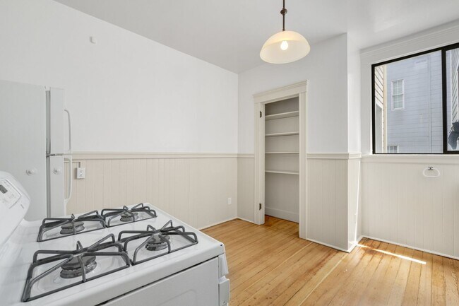 Building Photo - Large, pet friendly 2BR with hardwood floors and laundry in unit