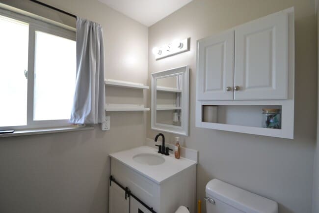 Building Photo - Newly Remodeled 4 Bedroom with AC!