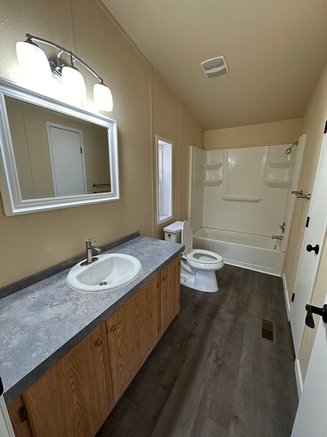 Building Photo - 3 Bedroom 2 Bath Home Available Now