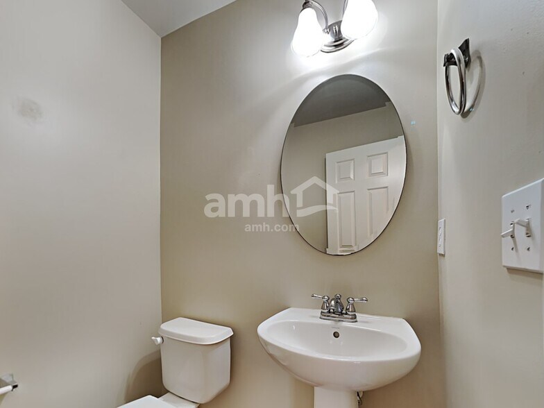 Building Photo - 1103 Homework Ave