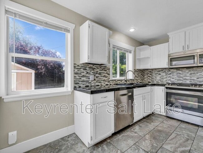 Building Photo - 965 MacFarland Dr