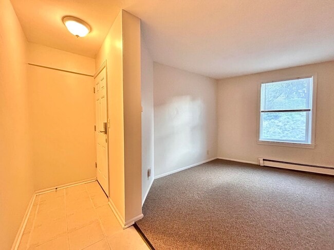 Building Photo - Cresent NE Apartments