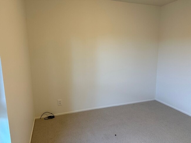 Building Photo - EPIC REA: 2 BR/1 BA Townhome w/ 1 Parking in Great Corte Madera