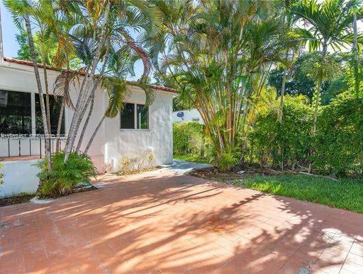 Building Photo - 2520 SW 22nd Terrace