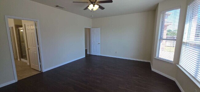 Building Photo - Expansive Mansfield Home with 5 Bedrooms, ...