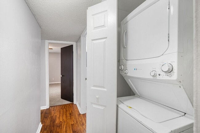 Building Photo - Affordable 3/2 in the Heart of Town And Co...