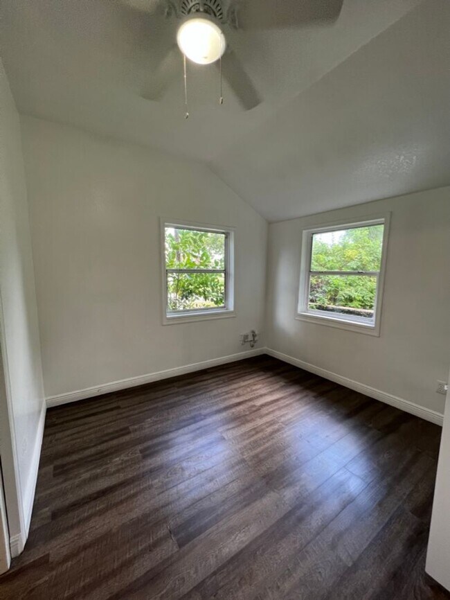 Building Photo - SRATm Triplex 1009 &amp; 1011 26th Ave W B...