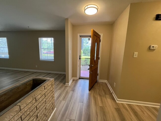 Building Photo - Recently Updated Three Bedroom House in Po...