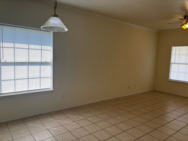 Building Photo - 2 bedroom 2 bath