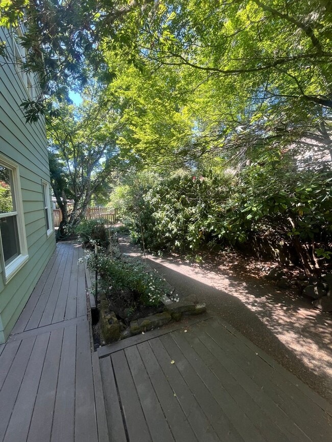 Building Photo - 3- Bedroom 2.5-Bathroom Gardening paradise...
