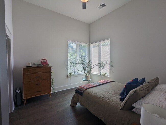 Building Photo - Modern Condo in the heart of East Nashville, just steps from South Inglewood Park!